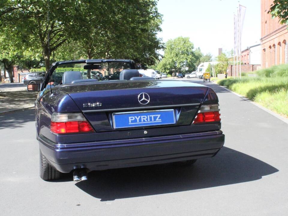 Image 20/21 of Mercedes-Benz E 320 (1995)
