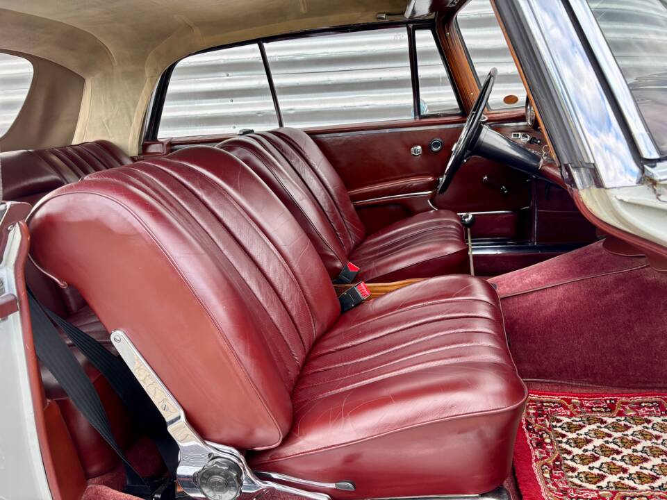 Image 28/33 of Mercedes-Benz 250 SE (1966)