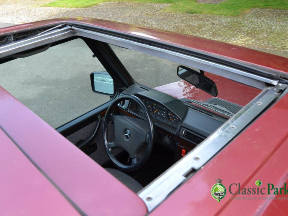 Image 28/49 de Mercedes-Benz 230 GE (SWB) (1993)