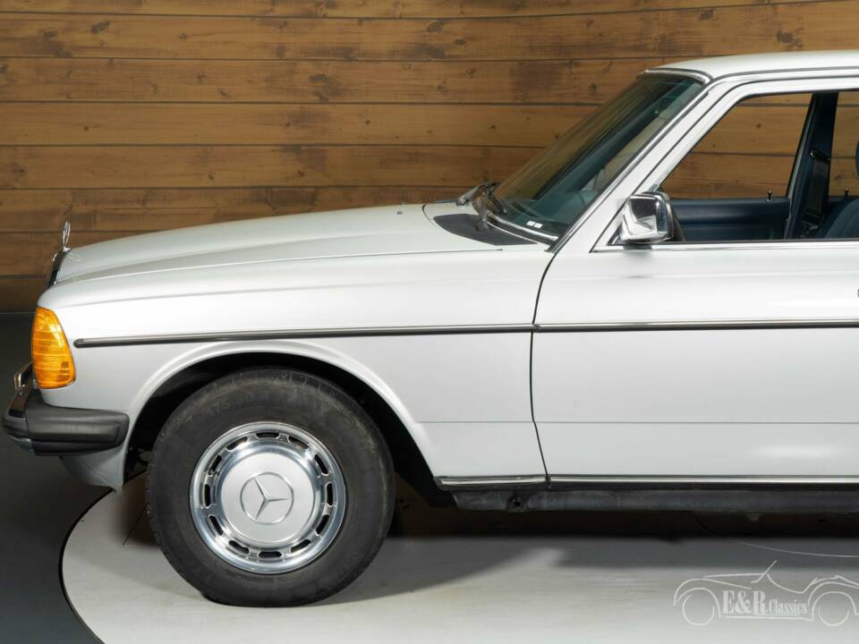 Image 6/8 de Mercedes-Benz 250 (1978)