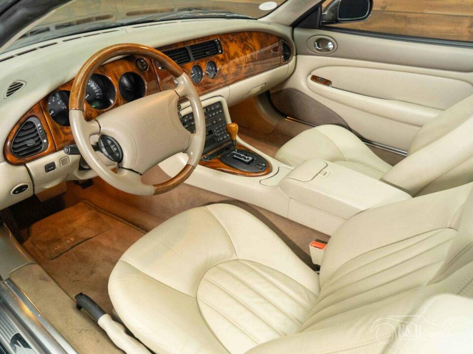 Image 4/19 de Jaguar XK8 4.0 (1998)