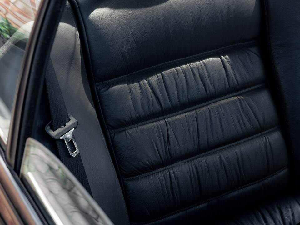 Image 32/75 of Lotus Carlton (1991)