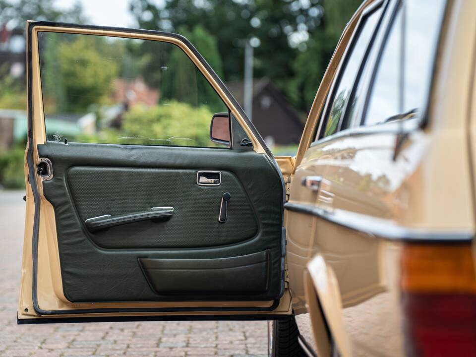 Image 18/53 de Mercedes-Benz 200 T (1982)