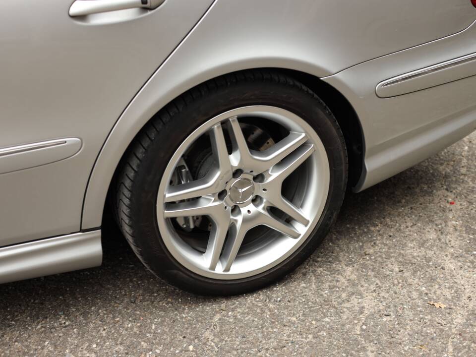 Image 34/72 of Mercedes-Benz E 55 AMG (2002)