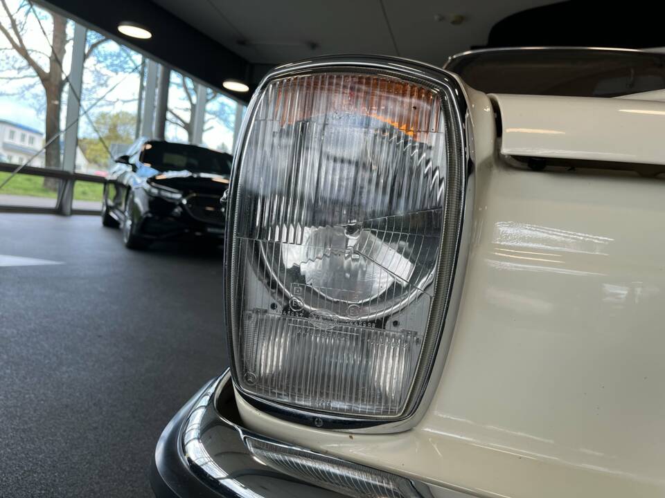 Image 14/21 of Mercedes-Benz 200 (1972)