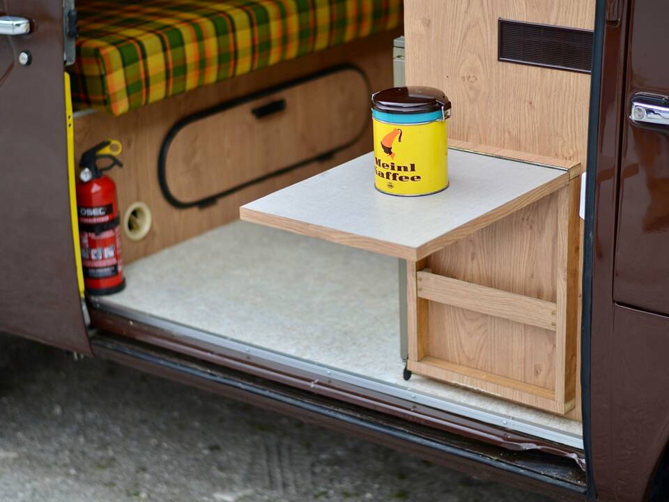 Image 14/18 of Volkswagen T2b panel van (1978)