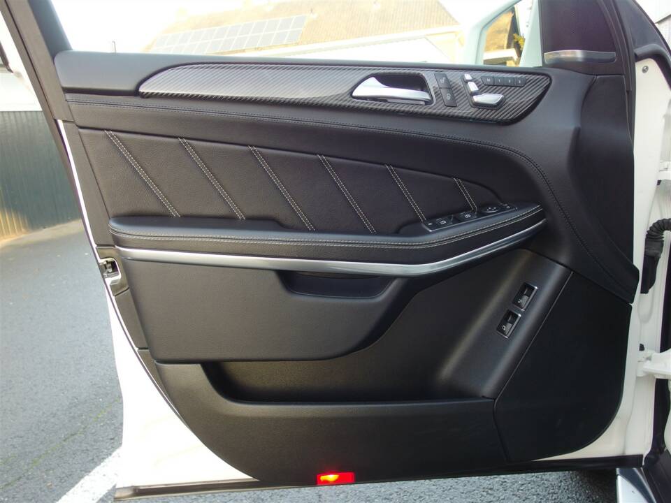 Image 30/98 of Mercedes-Benz GLS 63 AMG 4MATIC (2016)