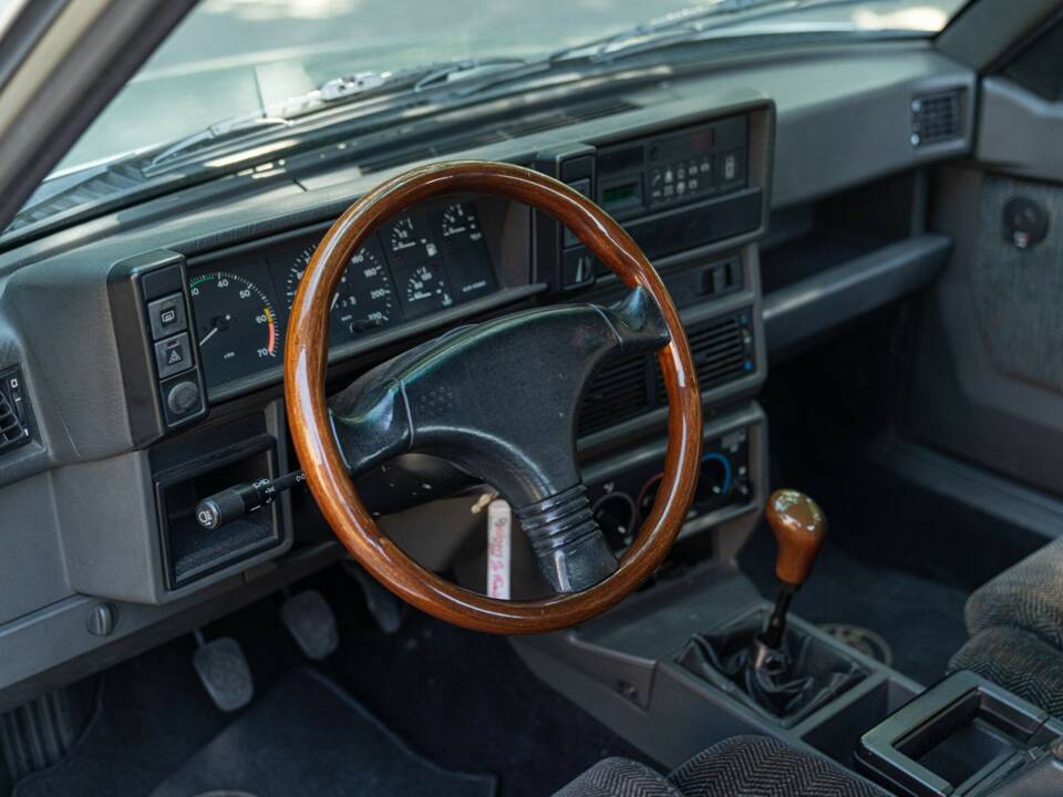Obraz 27/50 pojazdu Alfa Romeo 75 2.0 Twin Spark (1989)
