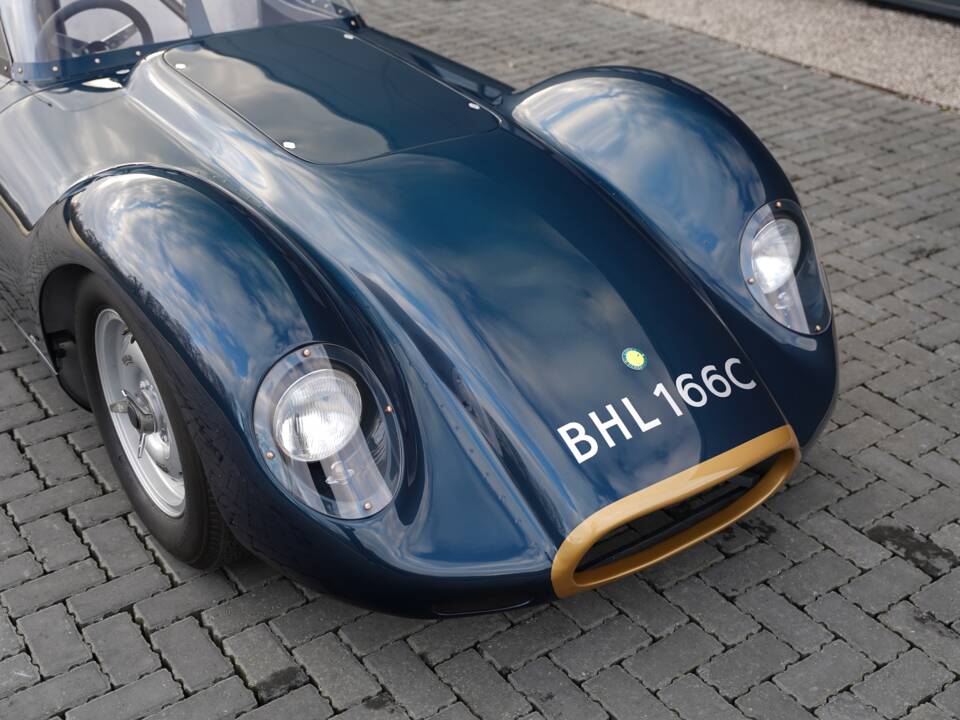 Image 33/50 of Lister Knobbly (1958)