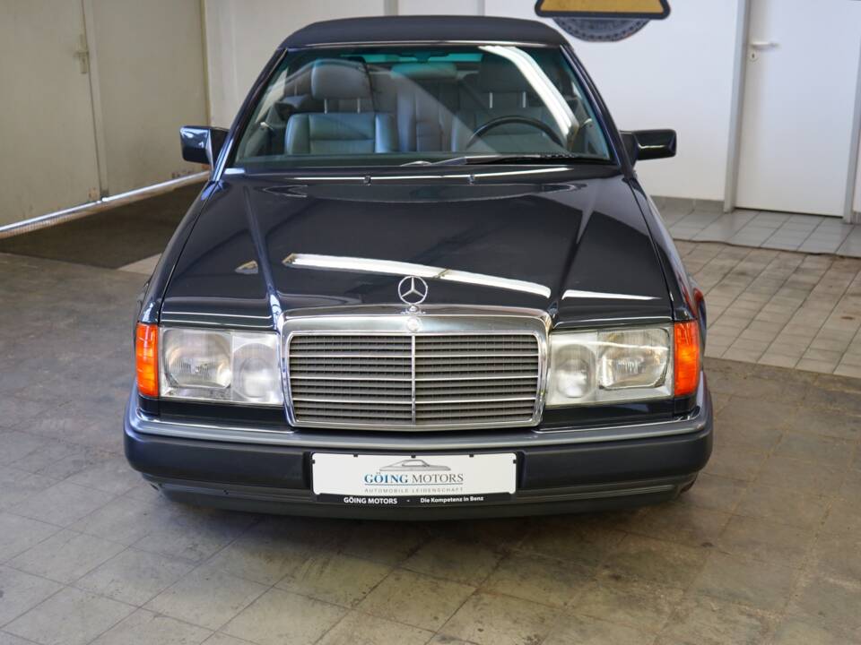 Image 5/42 de Mercedes-Benz 300 CE-24 (1993)