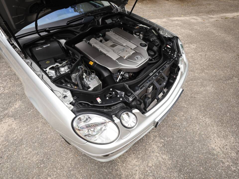 Image 53/72 of Mercedes-Benz E 55 AMG (2002)