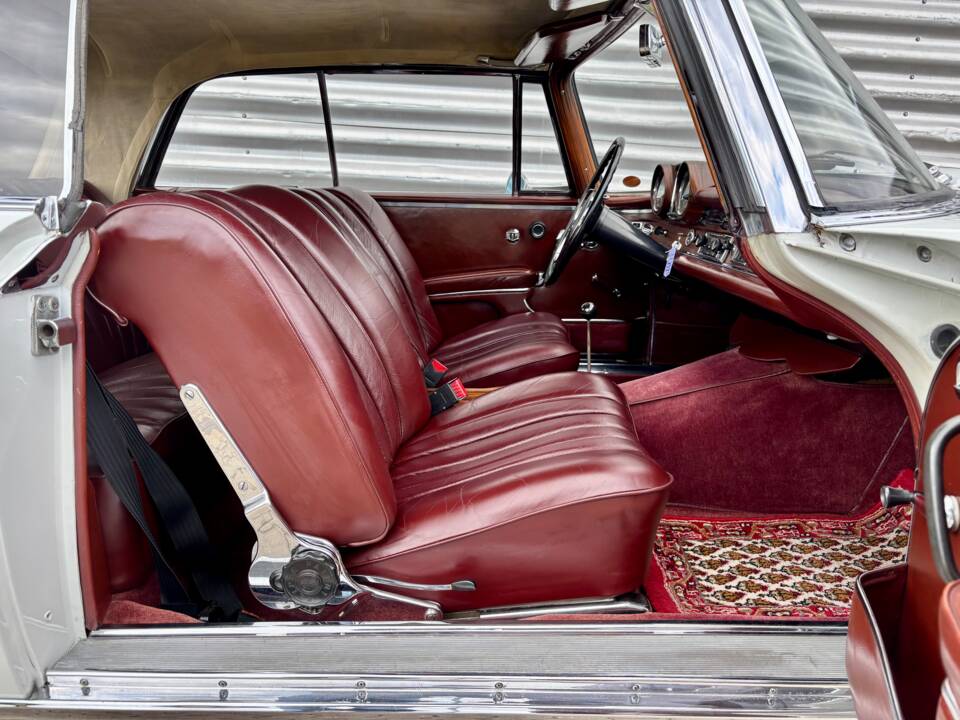 Image 30/33 of Mercedes-Benz 250 SE (1966)