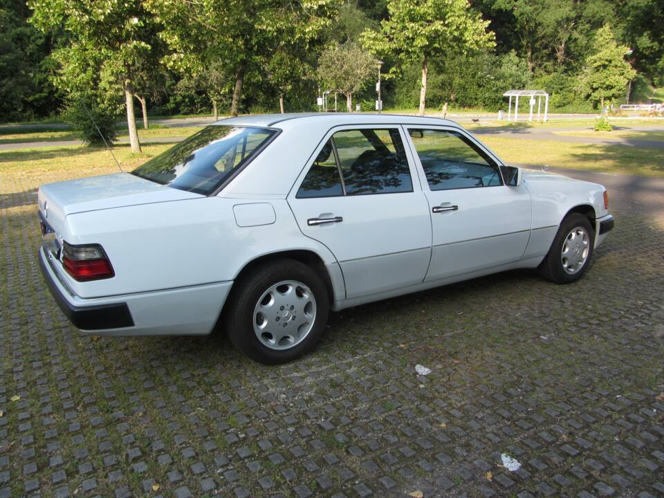 Immagine 6/19 di Mercedes-Benz 260 E (1990)