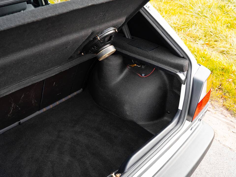 Image 41/48 de Volkswagen Golf Mk II GTi 16V 1.8 (1990)