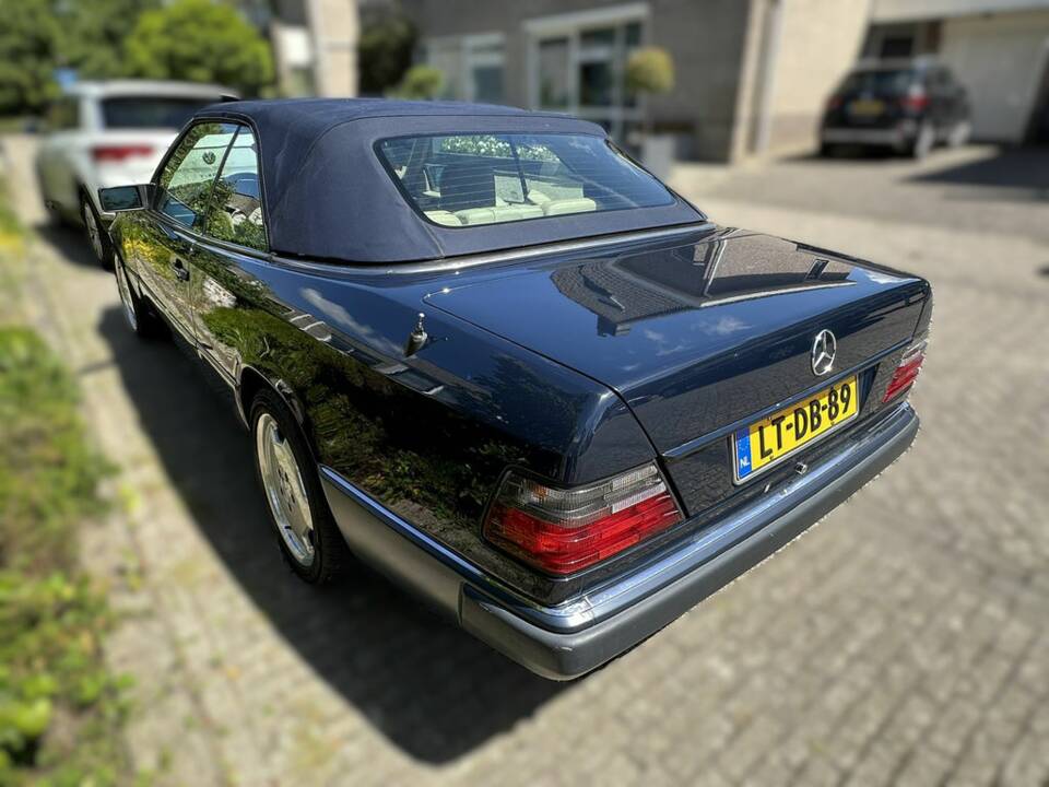 Image 7/8 of Mercedes-Benz 300 CE-24 (1993)