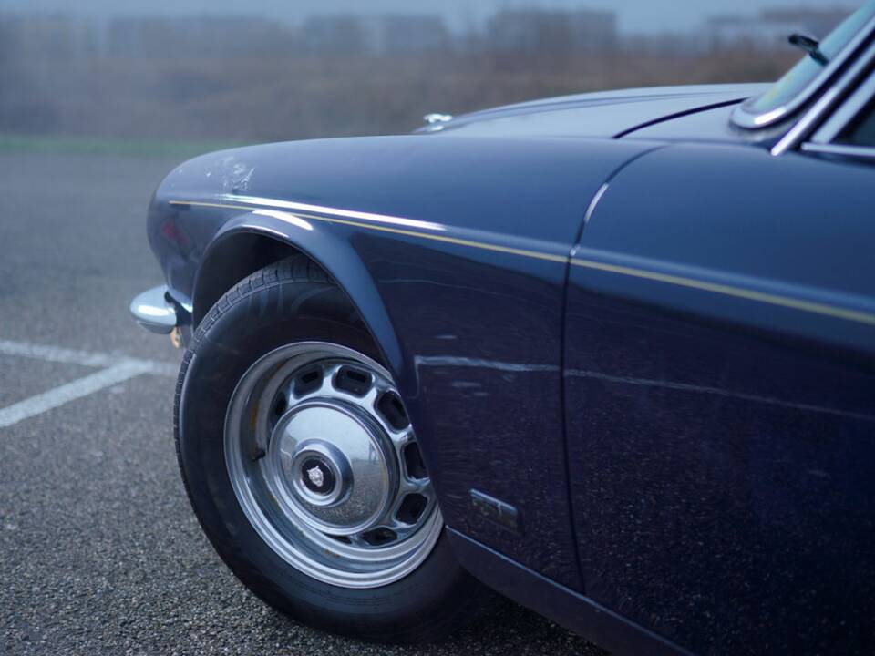 Image 7/26 de Jaguar XJ 6 L 4.2 (1976)