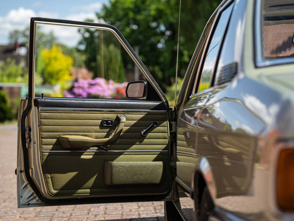 Image 22/46 of BMW 525 (1978)