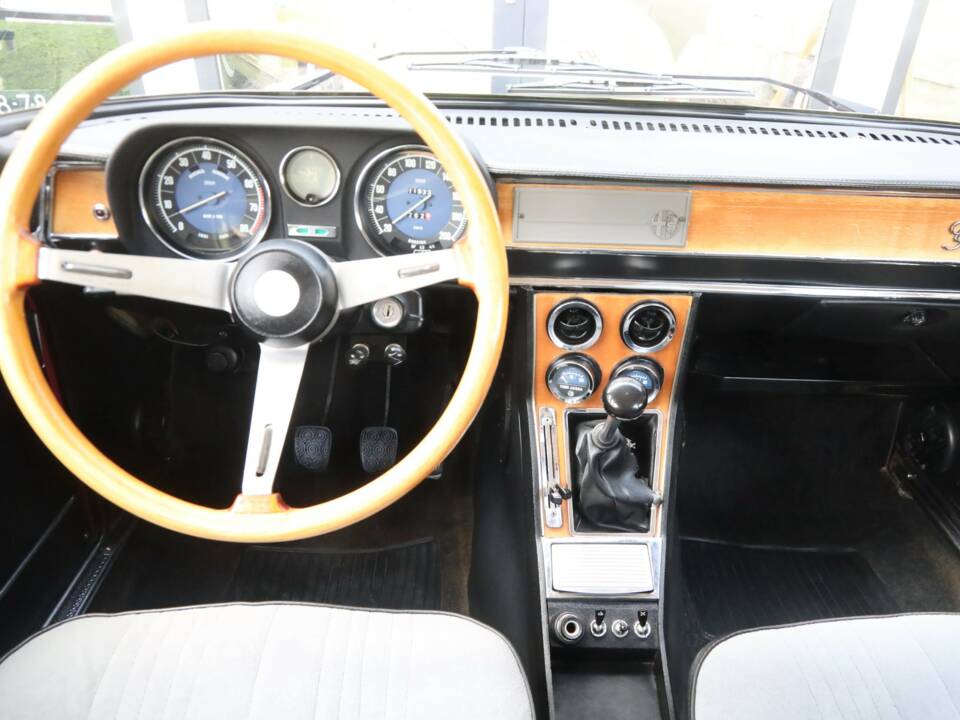 Immagine 21/50 di Alfa Romeo Giulia Nuova Super 1300 (1975)