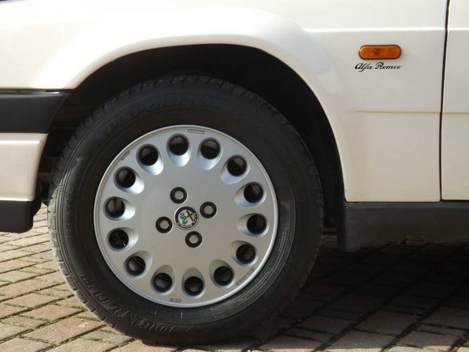 Image 26/50 of Alfa Romeo 75 2.0 (1986)