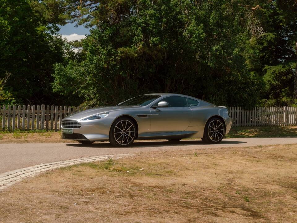 Image 14/96 of Aston Martin DB 9 GT "Bond Edition" (2015)