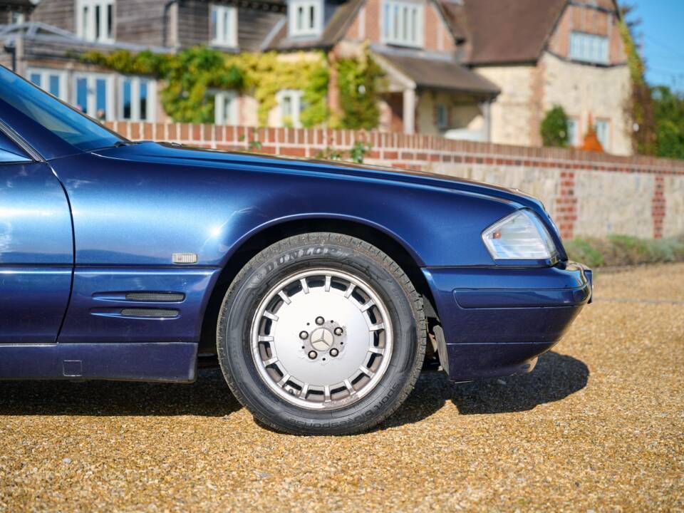 Image 25/50 of Mercedes-Benz SL 280 (1996)