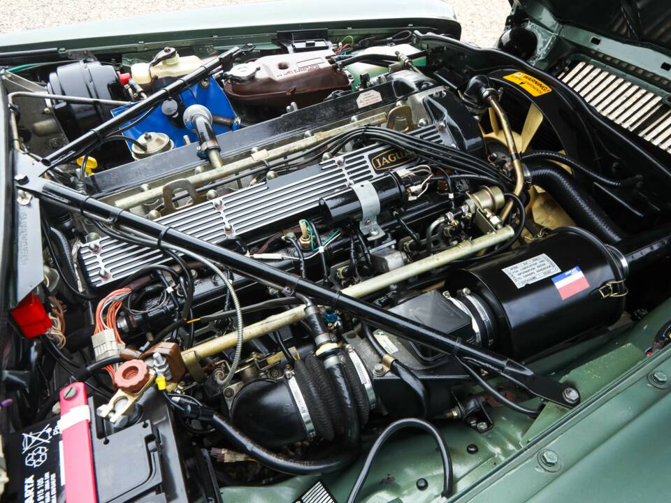 Image 11/50 of Jaguar XJ 6 4.2 (1985)