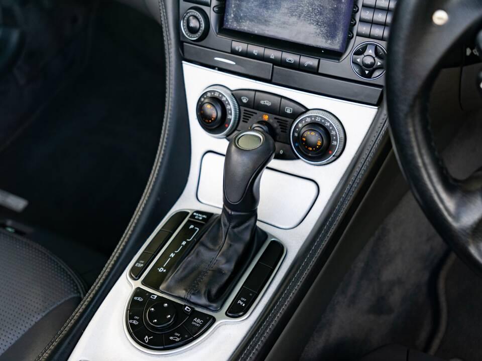 Image 29/45 of Mercedes-Benz SL 55 AMG (2004)