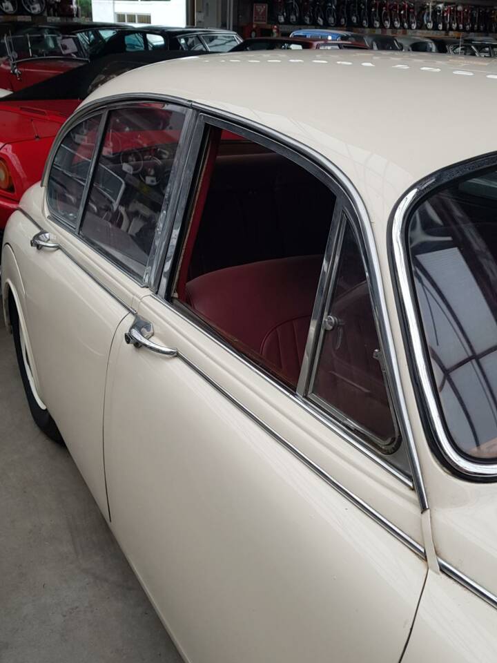 Image 8/35 of Jaguar Mk II 2.4 (1961)