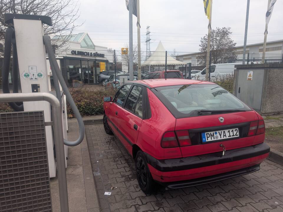 Bild 19/23 von Lancia Delta 1.6 HF (1990)