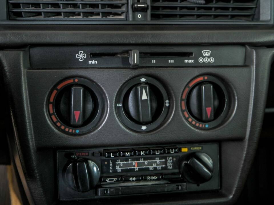 Obraz 24/50 pojazdu Mercedes-Benz 190 D (1986)