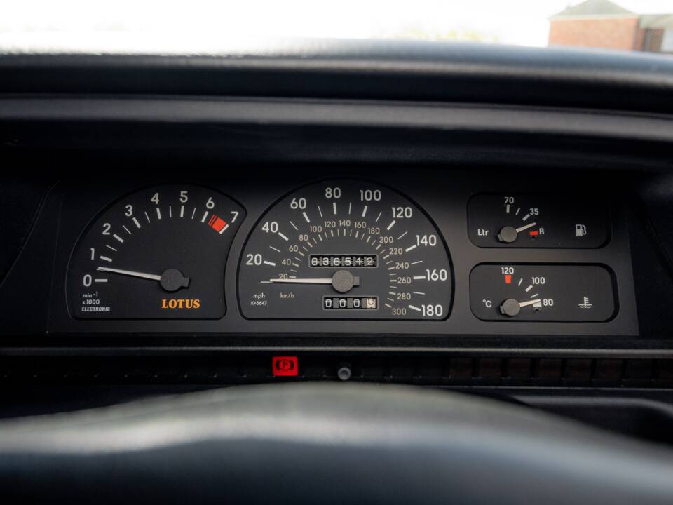 Image 43/75 of Lotus Carlton (1991)