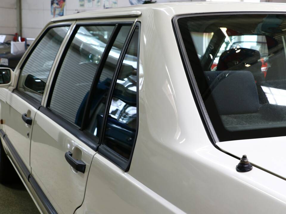 Image 16/34 of Volvo 940 2.3i (1991)