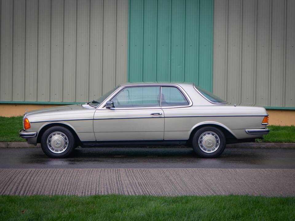 Image 3/30 de Mercedes-Benz 280 CE (1980)