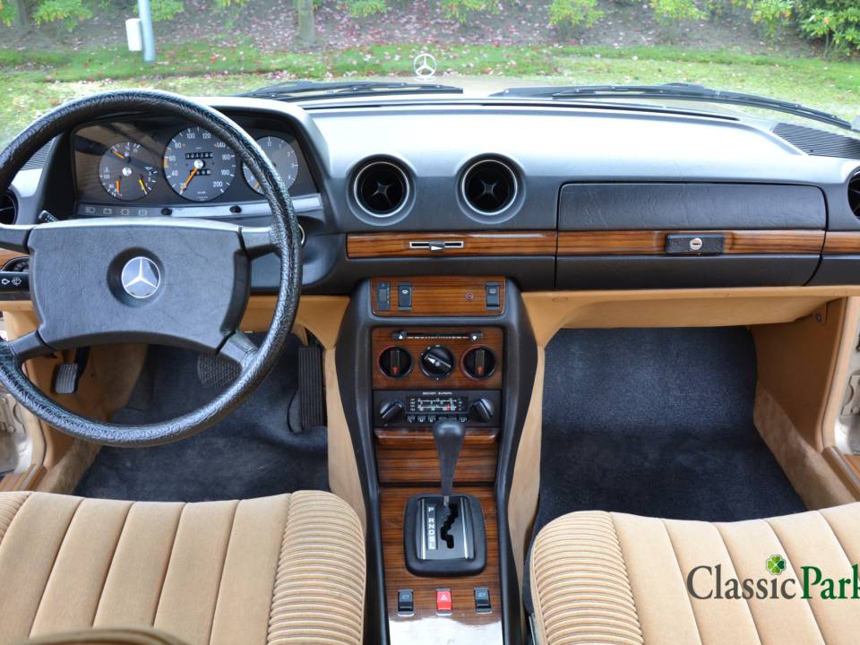 Image 13/50 of Mercedes-Benz 230 CE (1982)