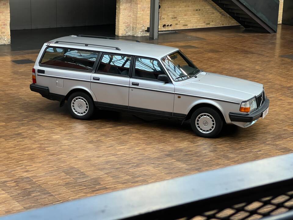 Bild 5/36 von Volvo 240 Polar (1990)