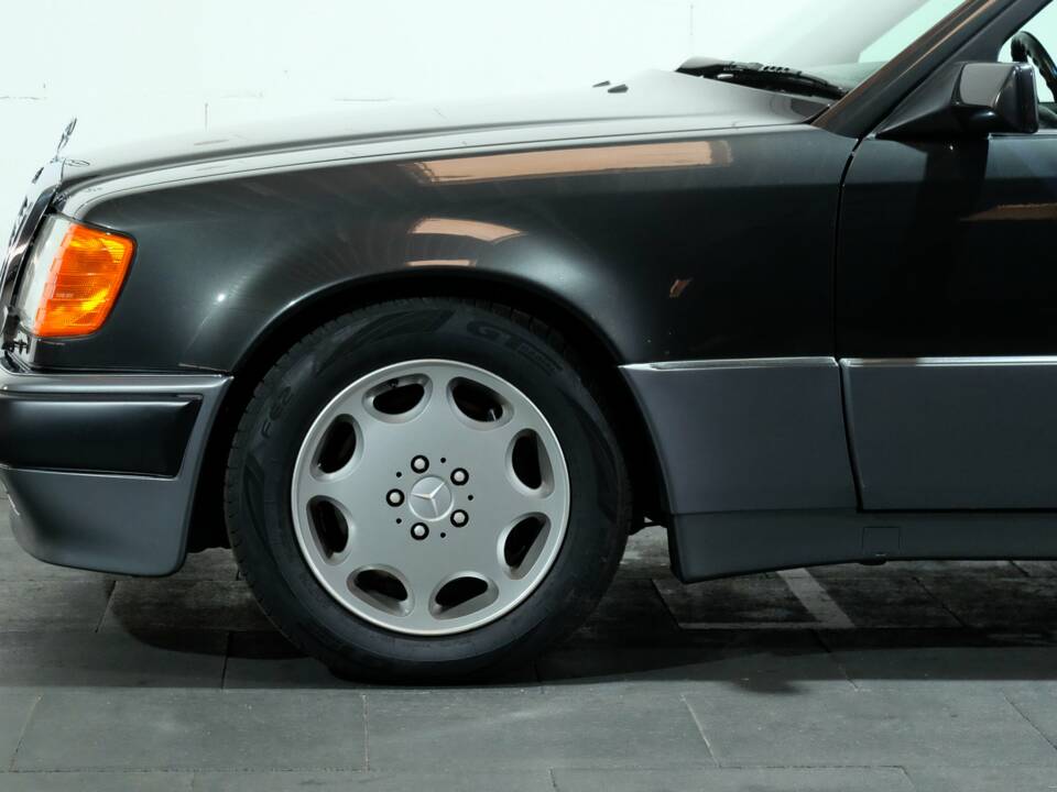 Bild 30/40 von Mercedes-Benz E 500 (1993)