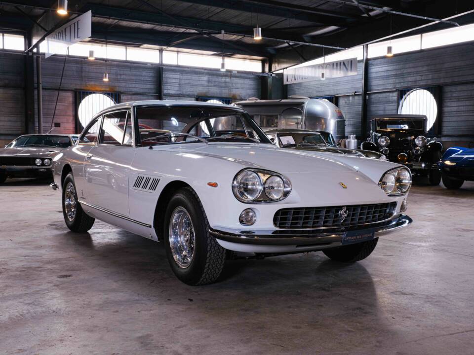 Image 8/36 of Ferrari 330 GT 2+2 (1964)