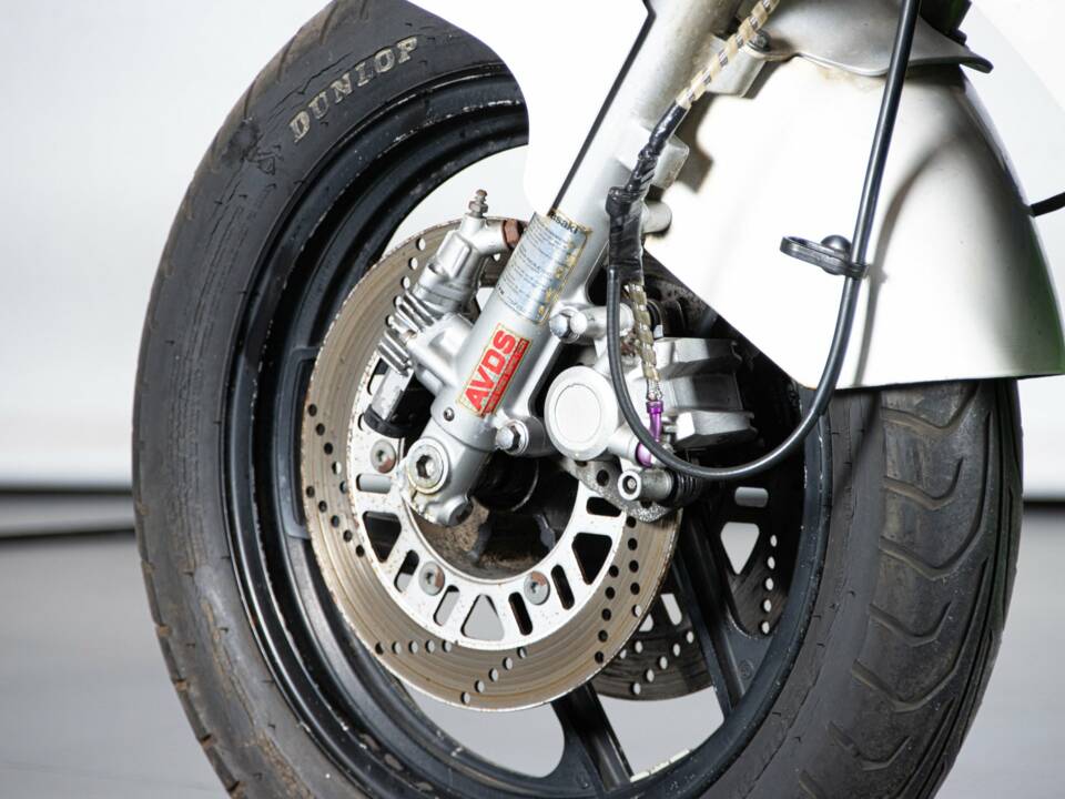 Image 16/36 of Kawasaki GPZ 600 R (1985)