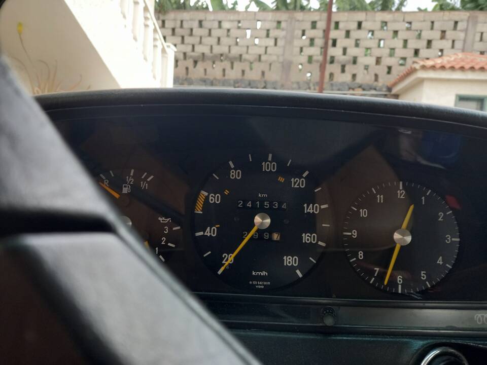 Bild 7/8 von Mercedes-Benz 300 D (1982)