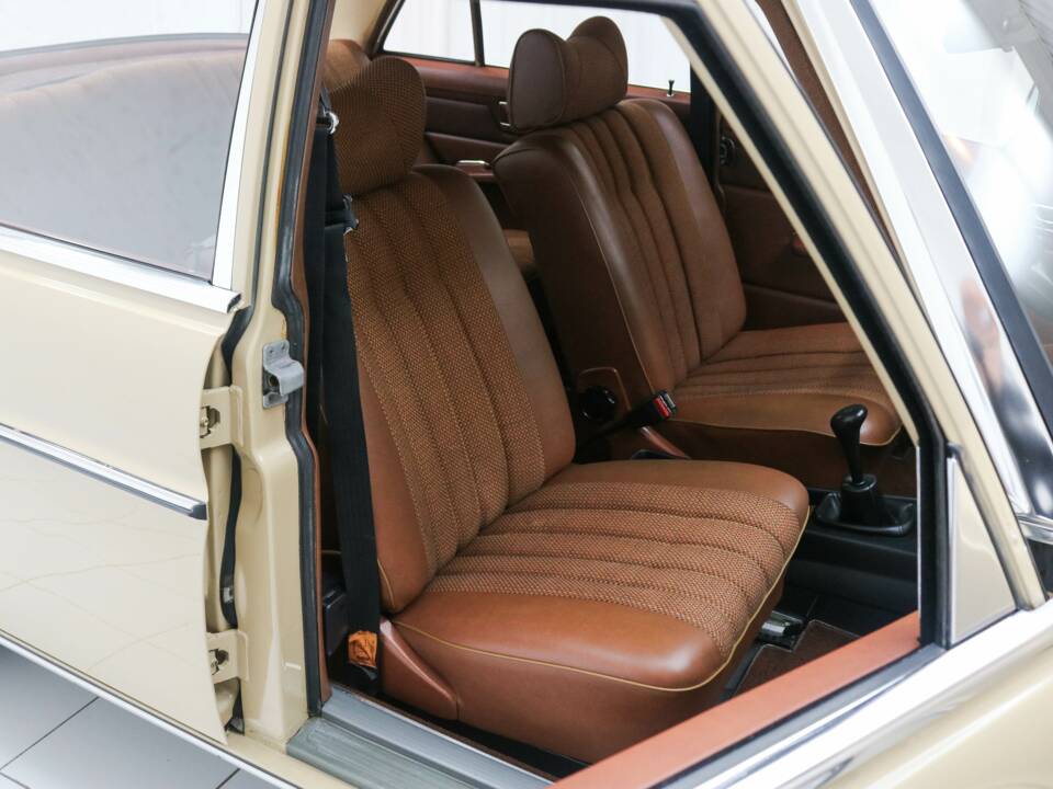 Imagen 7/12 de Mercedes-Benz 200 (1974)