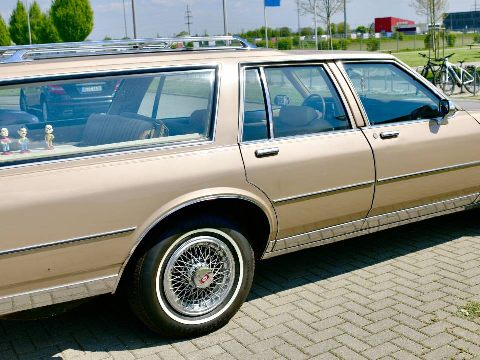 Image 41/45 of Oldsmobile Custom Cruiser (1985)