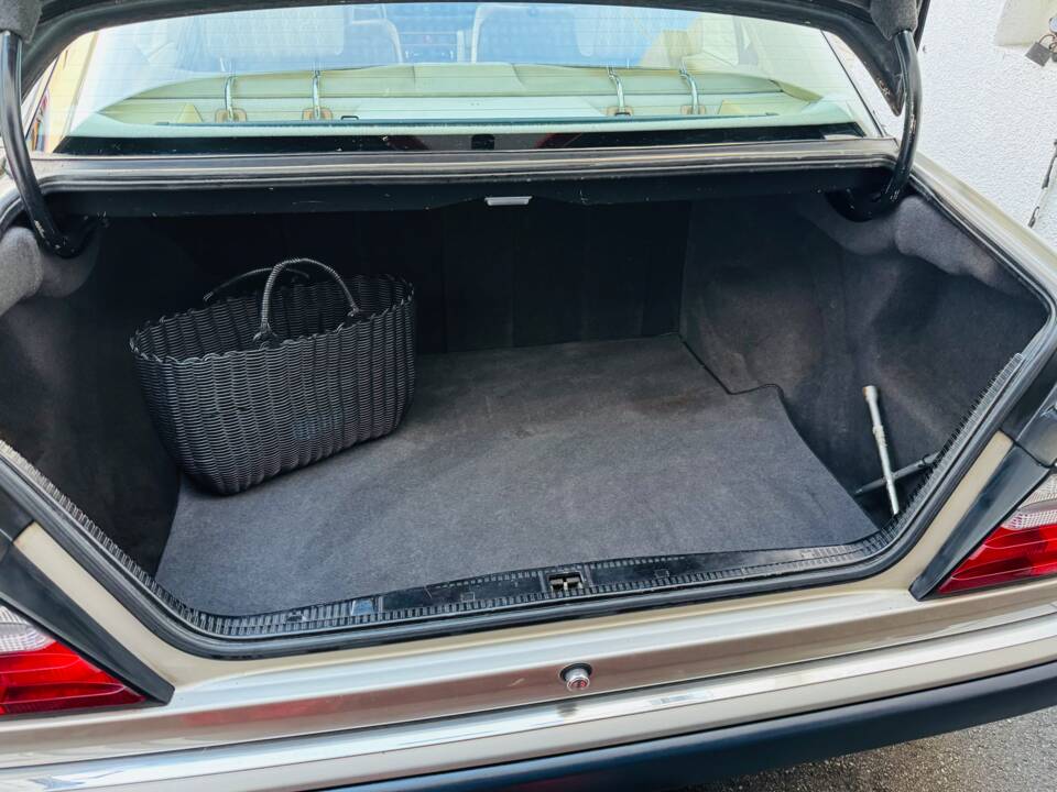 Afbeelding 13/14 van Mercedes-Benz 200 E (1989)