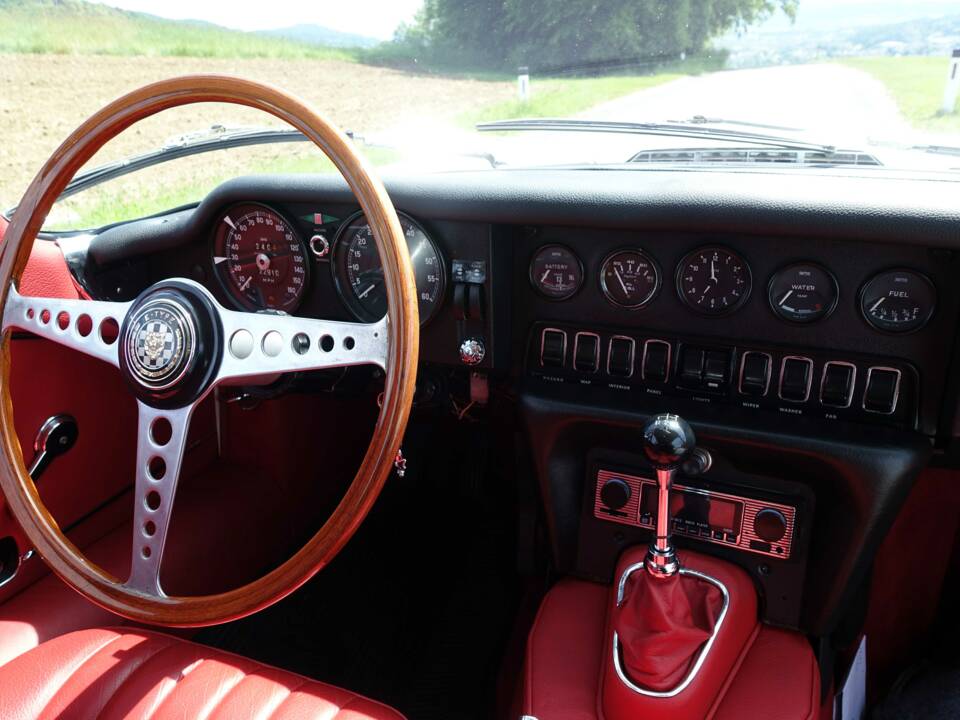 Image 13/39 de Jaguar XK-E (2+2) (1970)