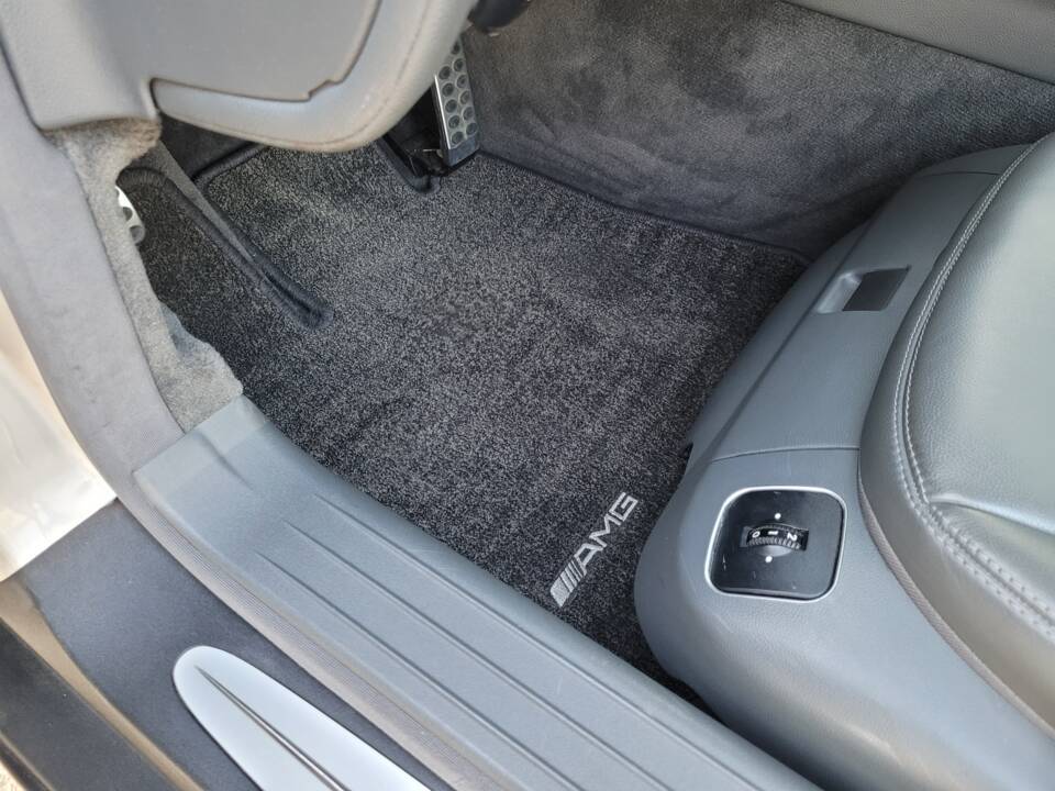 Bild 48/97 von Mercedes-Benz SL 500 (2004)