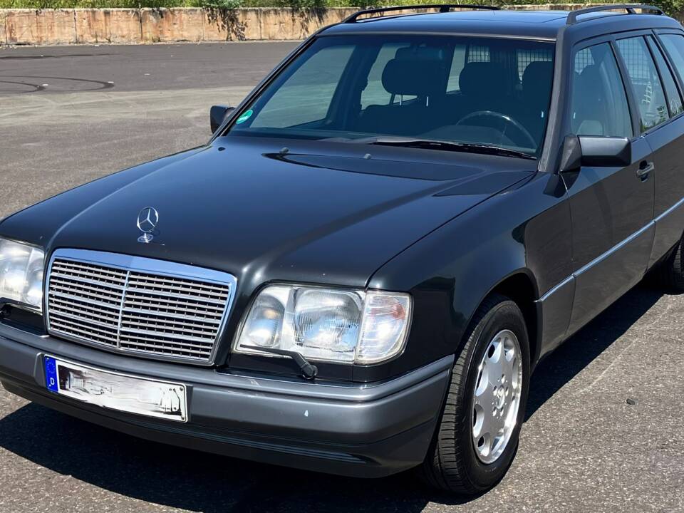 Bild 3/41 von Mercedes-Benz E 220 T (1995)