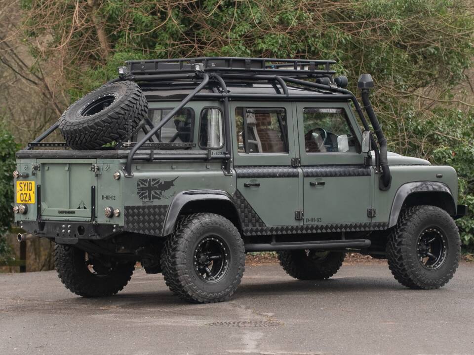 Image 3/50 de Land Rover Defender 110 Crew Cab SE (2010)
