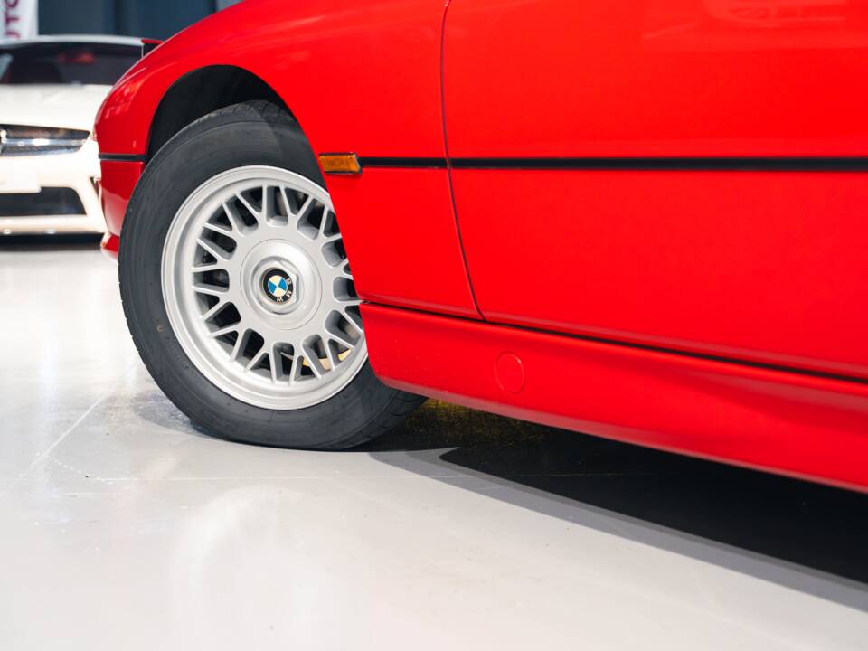 Image 11/33 of BMW 850i (1991)