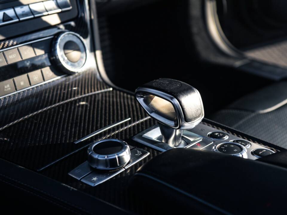 Image 26/33 de Mercedes-Benz SL 63 AMG (2012)