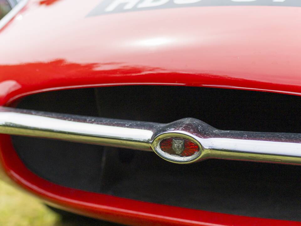 Image 15/20 de Jaguar E-Type (1969)