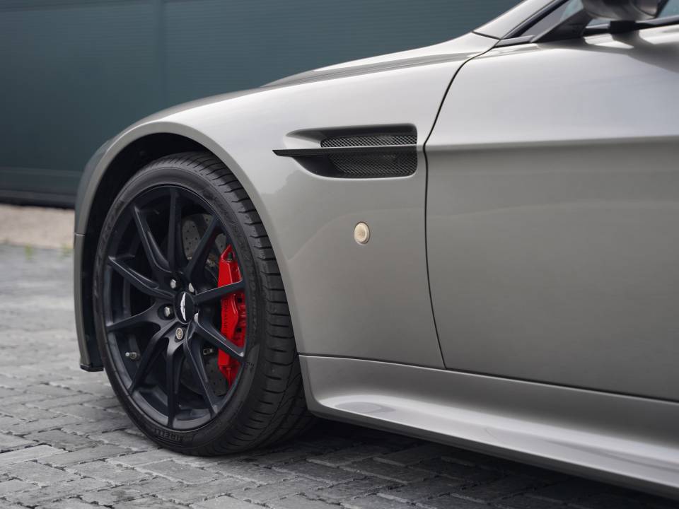 Image 31/50 of Aston Martin V12 Vantage S (2014)